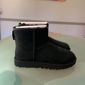 UGG Mini Black